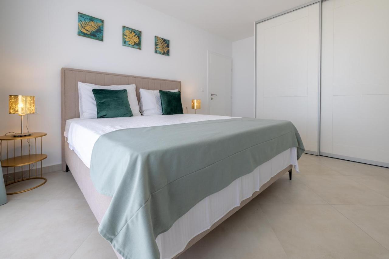 Villa Smaragd - Lapis - Luxury Apartment With Shared Pool Makarska Eksteriør bilde
